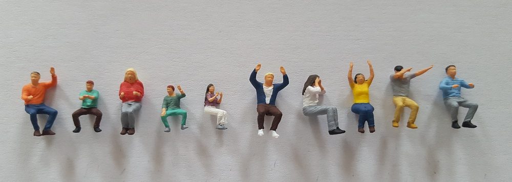 10 figurines assis2 peint